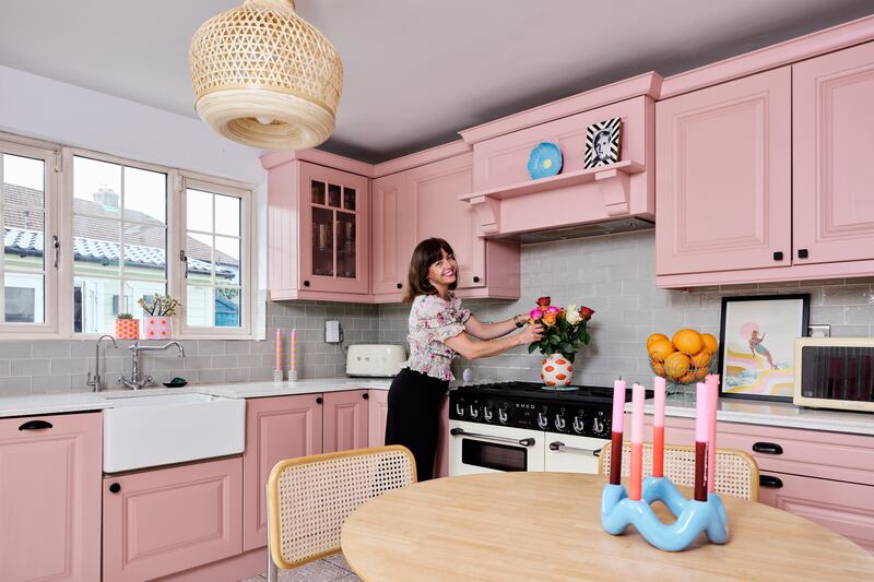 A blue candle holder and a lip vase adds a pop of colour to the kitchen.