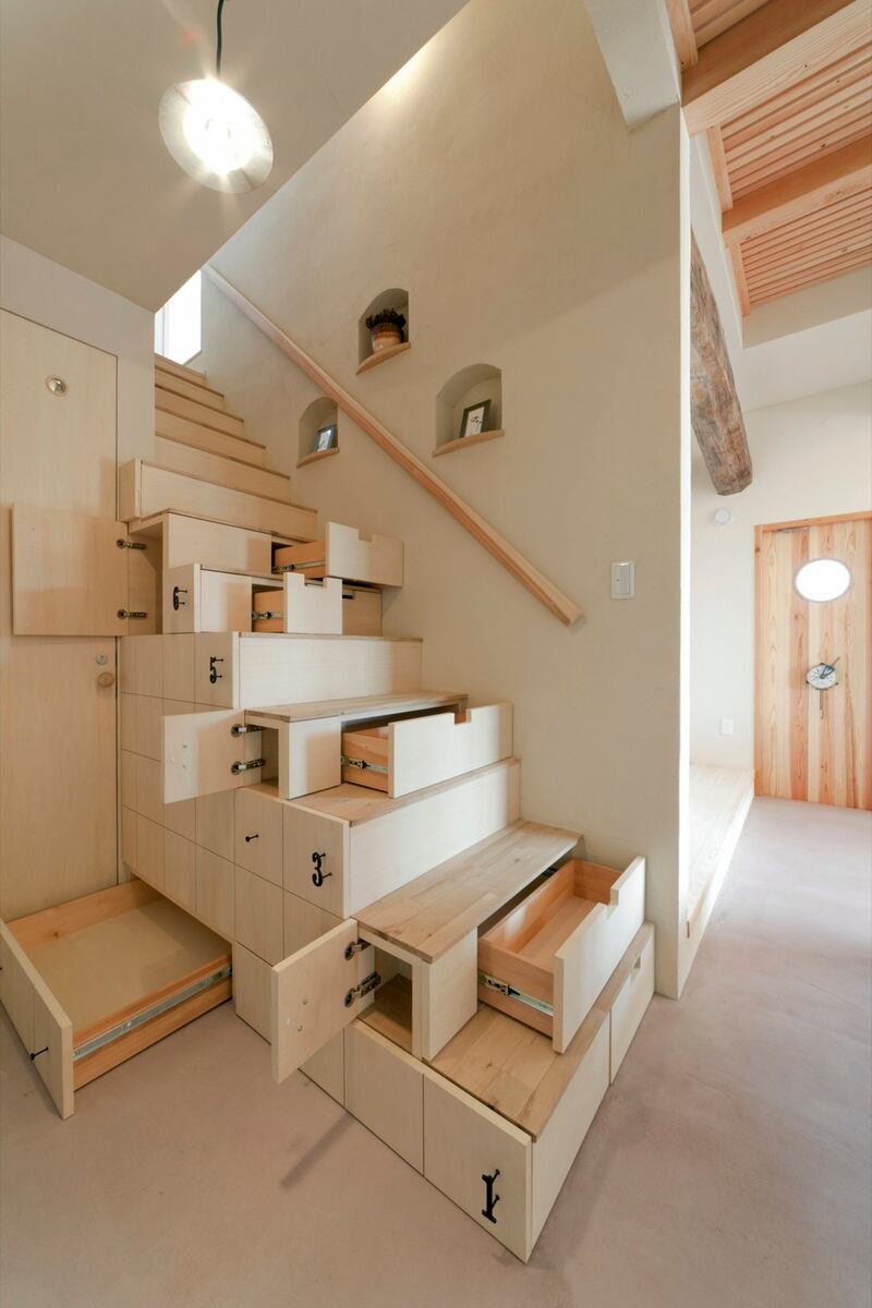 In this open-plan space in Koriyama, Japan, architect Kotaro Anzai has combined storage with a staircase