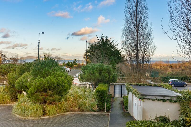 221 Llandraff Terrace has sea views