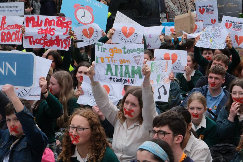 Chruinnigh na céadta duine lasmuigh de Theach Laighean chun polasaí don Ghaeilge sa chóras oideachais ón oideachas luath-óige go dtí an tríú leibhéal a éileamh. Grianghraf: Éanna Ó Caollaí