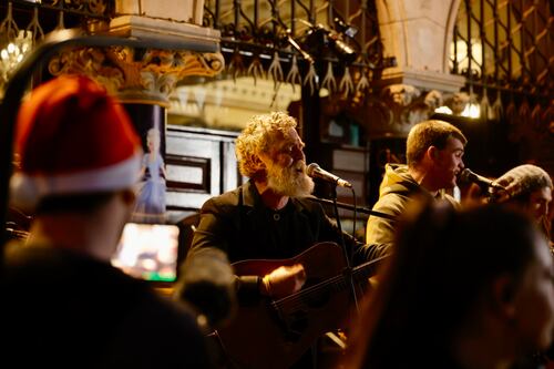 Music fans and shoppers sing along as Glen Hansard leads tribute to Shane MacGowan at the Dublin Christmas Eve Busk