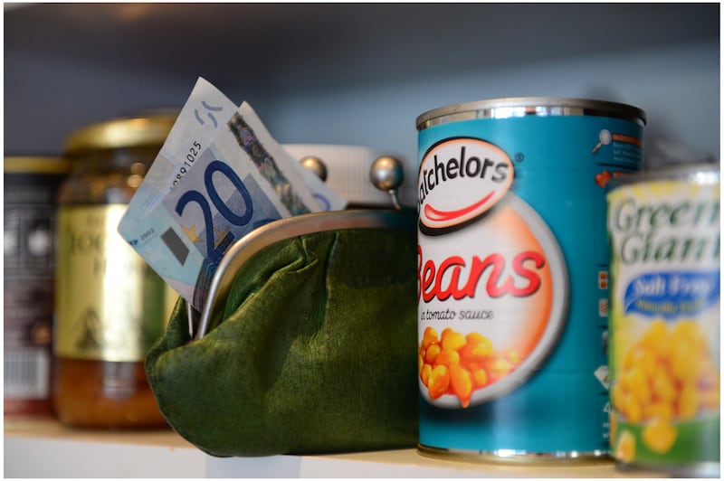 01/02/2013 News / Archive Saving money coins in a jar and purse in a domestic setting Photograph: Bryan O'Brien / THE IRISH TIMES 

Keywords :  pennies save saving bills domestic heating running home costs utilities scrimp poverty poor notes purse money personal finance poverty wages debt banks borrow loan overdraft financial loan credit union economy business purchase lend lender moneylender lend