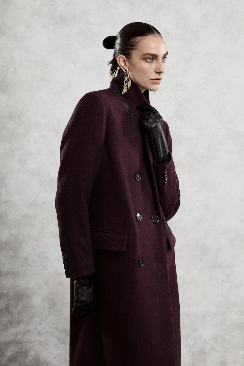 Eden: Floor-length tailored coat in burgundy herringbone, €1050