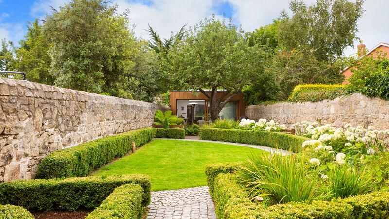 Garden with garden house.