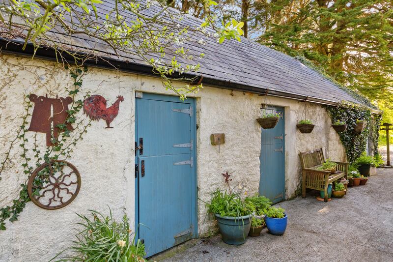 Cut-stone outbuildings to the rear