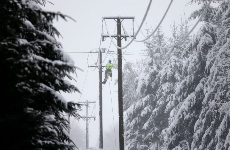 05/01/2025 - NEWS - An Esb repair crew fixing a broken Electricity line due to a fallen tree  in the hills near Castlewarren near Kilkenny City during heavy snow fall and weather warnings. Photograph: Alan Betson / The Irish Times

