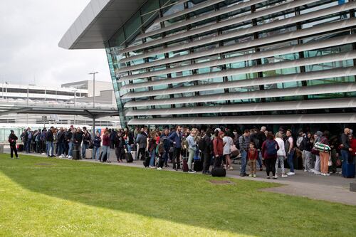 Ryanair accuses Dublin Airport of seeking charges hike while passengers queue