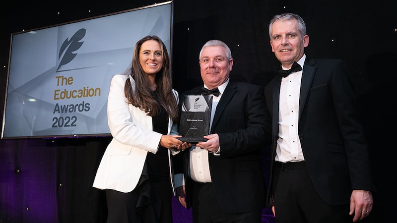 Gerard O'Donovan, Awards Judge, presents the Best Language School Award to Darren Ó Rodaigh and Ellen Curtin, Gaelchultúr.