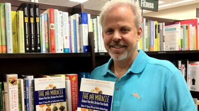 American naturopath Robert Oldham is author of alternative medicine books promoting an alkaline diet. His most popular works are the ‘pH Miracle’ series of books.