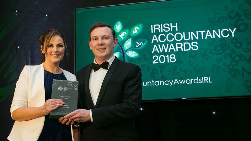 Tom O’Reilly, Head of Partnerships, Linked Finance presents the Finance Director of the Year Award to Grace Winters, Abbott EMEA Shared Services