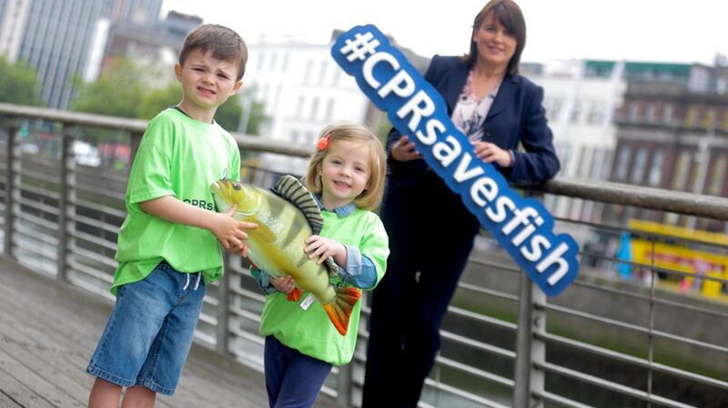 Darragh Nolan (aged 5 from Lucan) and Evelyn Cahill (aged 4 from Dunboyne) join forces to help promote  the CPRsavesfish campaign.