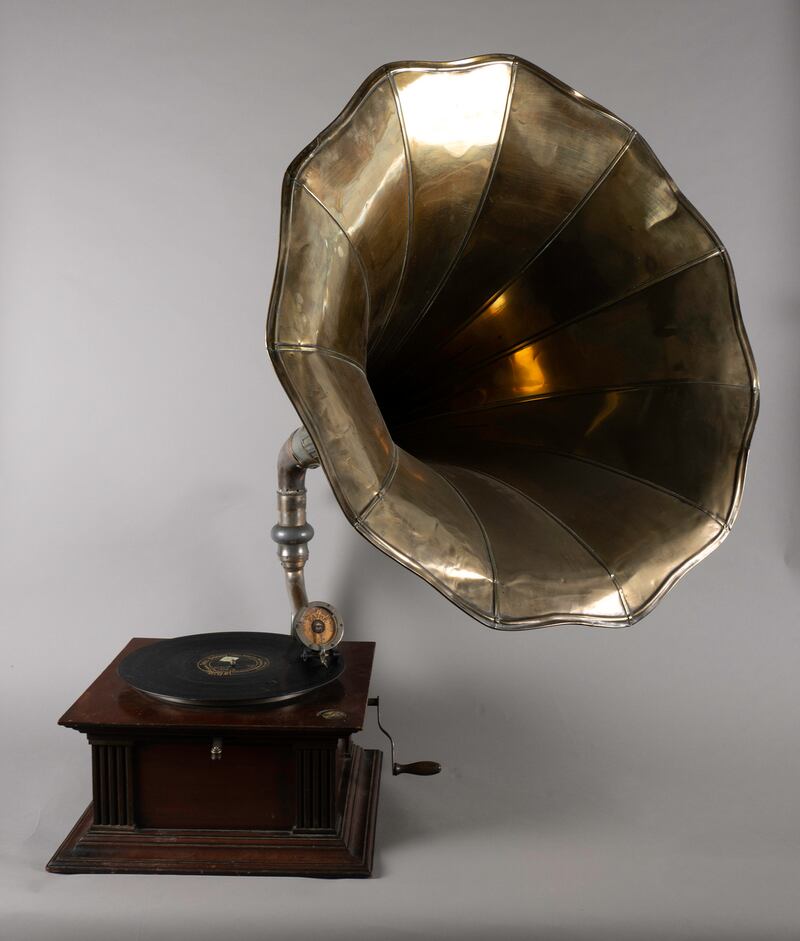 Early 20th-century reverse gramophone by Pathé €150-€250