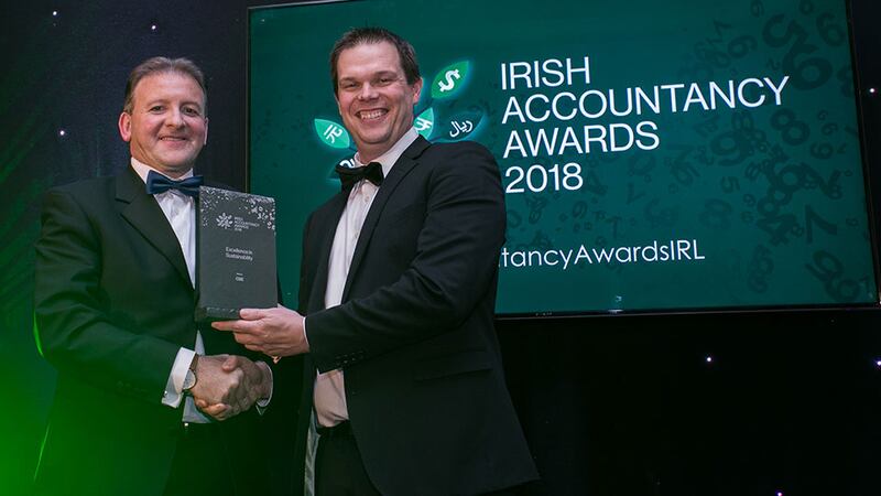 Cormac Mohan, President, CPA Ireland presents the Excellence in Sustainability award to Colin Trainor, CDE Global