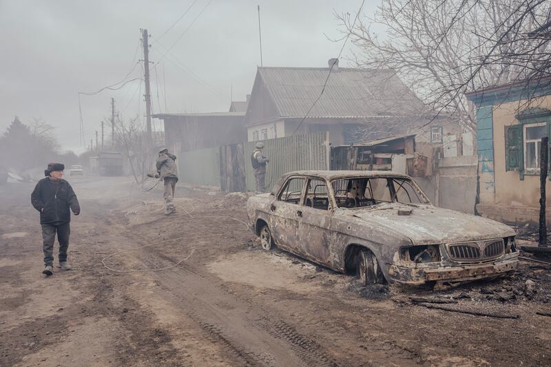 Municipal workers repair fallen power lines at the site of a Russian airstrike in Kostyantynivka, Ukraine, on Saturday. Photograph: Daniel Berehulak/The New York Times