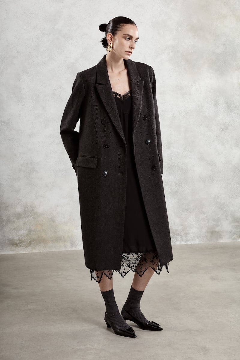 Swift: Tailored coat in chocolate and navy herringbone tweed, €985