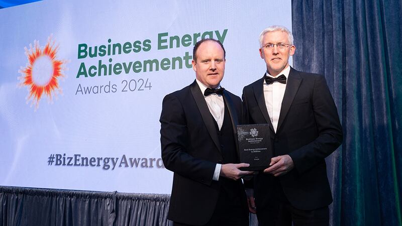 Brendan Kelly, commercial manager - renewable energy at Bord na Móna, presents the best energy achievement in utilities award to Damien Byrne, Energia