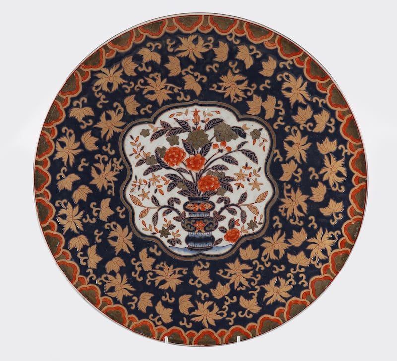 Large Japanese Imari charger plate (€150-€250) at Sheppard's auction