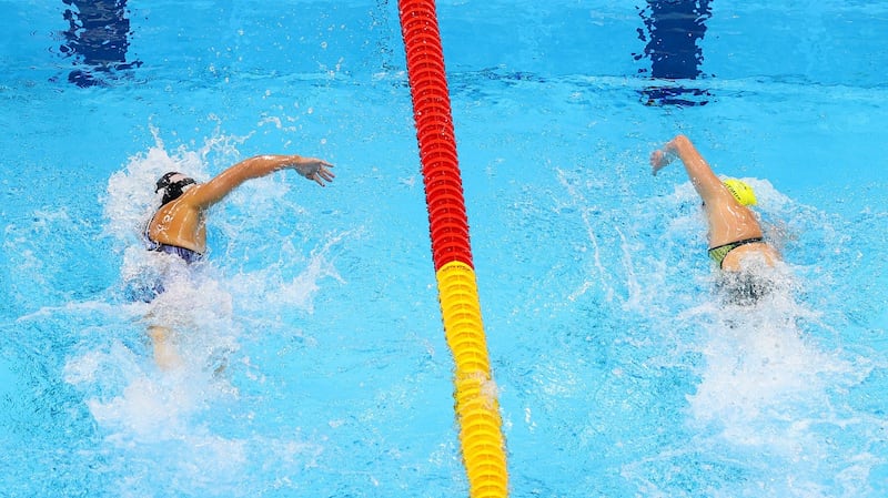 Ariarne Titmus (right) beats Katie Ledecky in the women’s 400m freestyle final. Photo: Rob Carr/Getty Images