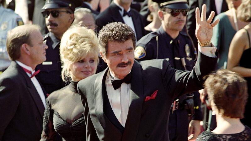 Burt Reynolds waves to the crowd upon his arrival with his wife Loni Anderson at the 44th Annual Emmy Awards in Pasadena in 1992. Photo: Vince Bucci/Getty Images