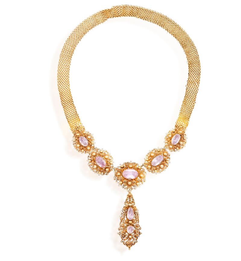 A topaz and gold necklace estimated at €500-€700