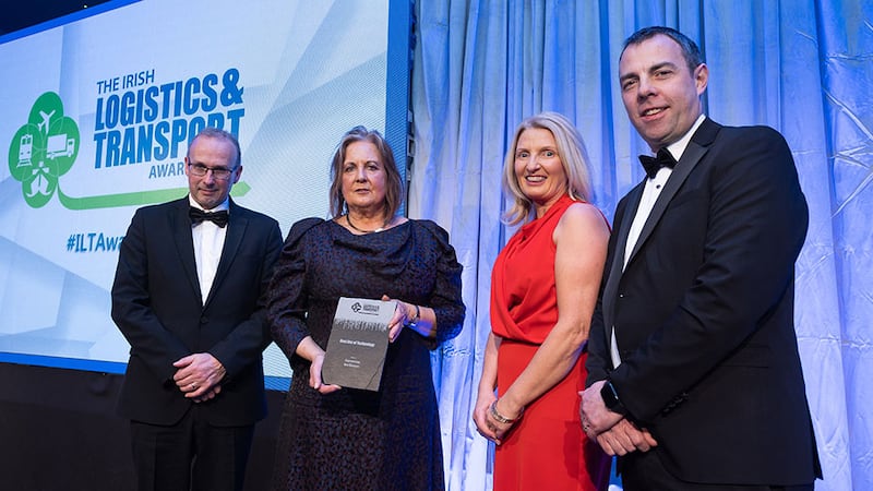 Dr. Jane O'Keeffe, Awards Judge, presents the Best Use of Technology award to Bus Éireann team.