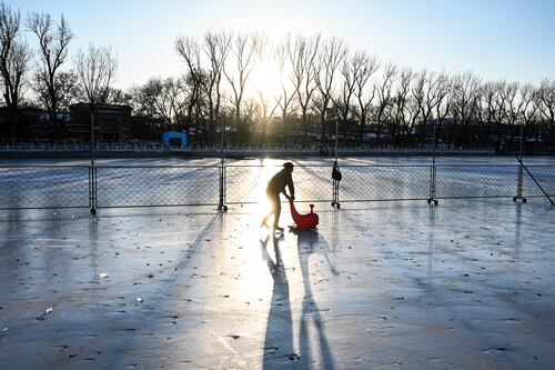 Freezing Beijing weather cannot stop a man who is looking for love 