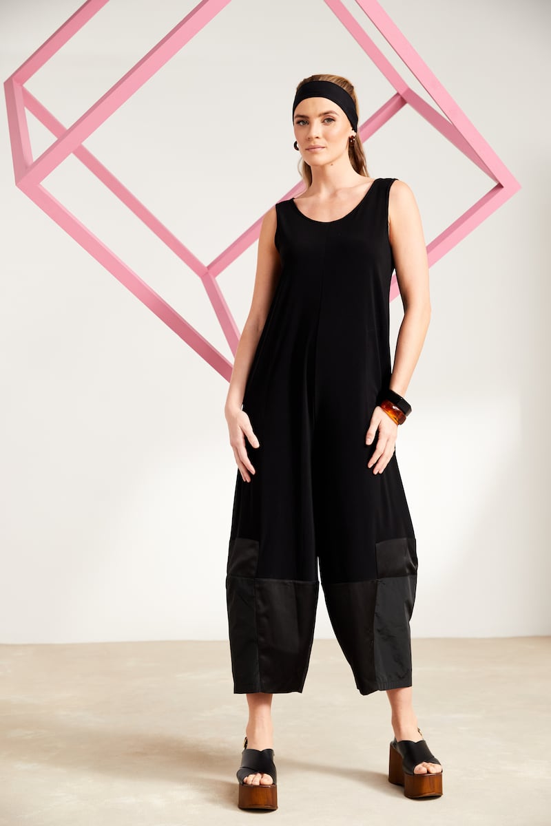 Jersey jumpsuit with contrast fabric hem, €190