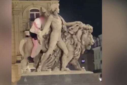 Brussels statue allegedly damaged by young Irishman during night-time climb