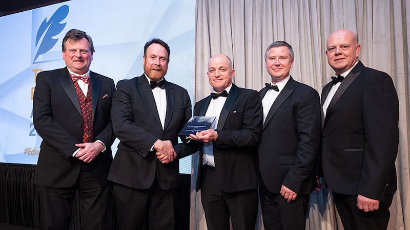 Declan Allen, awards judge, presents the Best Online Learning Experience Award to Munster Technological University (MTU) team 