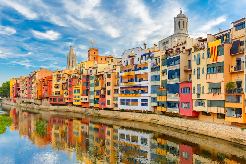 Discover the colourful houses on the Onyar in Girona