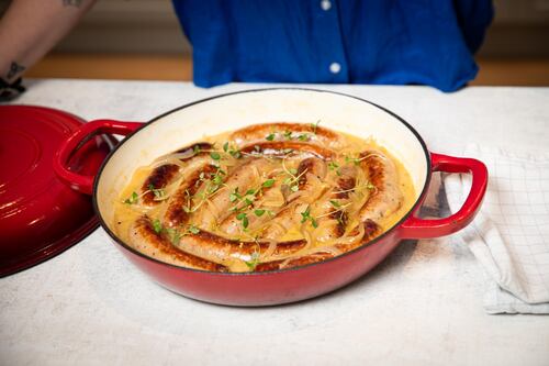 A tasty Spanish stew ready in 30 minutes: White wine braised sausages