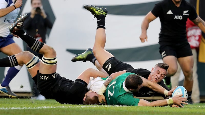 Robbie Henshaw gets over the line in Chicago.