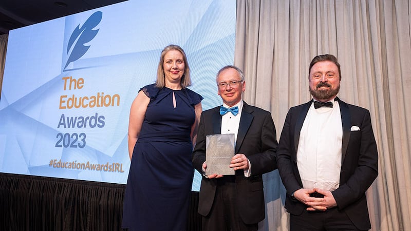 Willie Donnelly, judging co-ordinator, presents the Best Student Experience Award to Karen Sutton and John Eardly, Griffith College