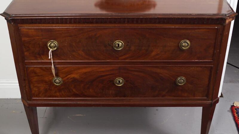 Lot 214: George III Mahogany low boy €300-€500