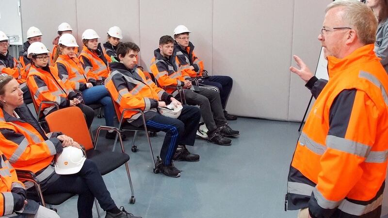 Fergus O’Brien of GSK addressing first year chemical engineers from CIT.