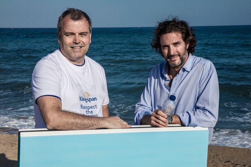 Mike Stenson (left), head of innovation at Kingspan, and Javier Goyeneche, founder of the EcoAlf Foundation  with an insulation panel made with recycled plastic bottles. Phototgraph:  Vitor Schietti