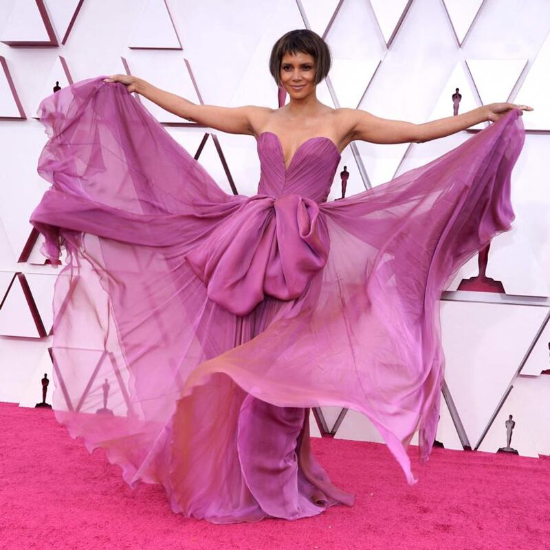 TOPSHOT - Actress Halle Berry arrives at the Oscars on April 25, 2021, at Union Station in Los Angeles. (Photo by Chris Pizzello / POOL / AFP) (Photo by CHRIS PIZZELLO/POOL/AFP via Getty Images)