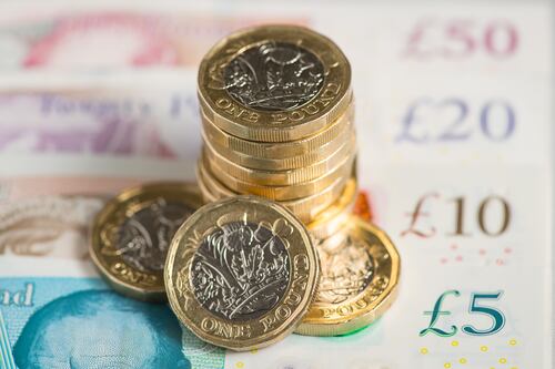 UK pauses drive to raise minimum wage