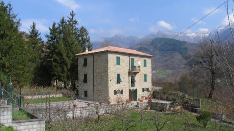 Tuscany in Italy: stone farmhouse with eight bedrooms and six bathrooms