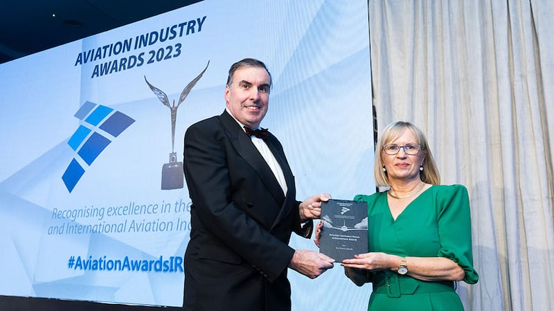 Patrick Edmond, awards judge, presents the aviation customer focus achievement award to Marie Mulrooney, Aer Arann Islands