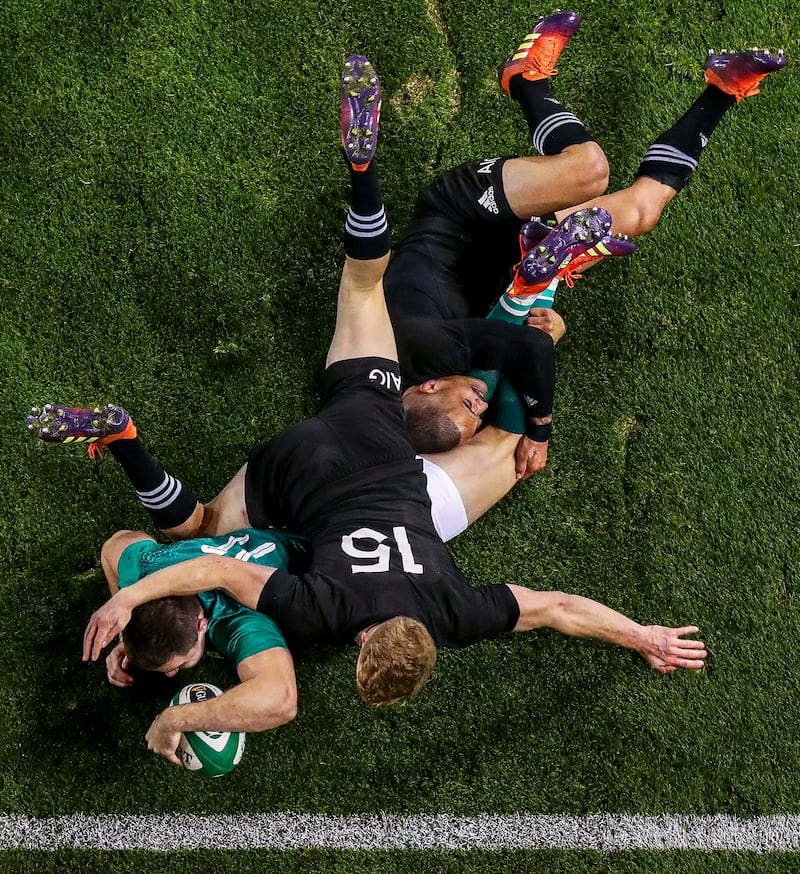 Guinness Series, Aviva Stadium, Dublin 17/11/2018Ireland vs New Zealand All BlacksIreland’s Jacob Stockdale scores a try despite Damian McKenzie and Aaron Smith of New ZealandMandatory Credit ©INPHO/Tommy Dickson