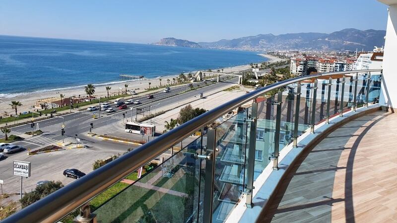 This eighth-floor apartment in Mahmutlar has uninterrupted sea views.