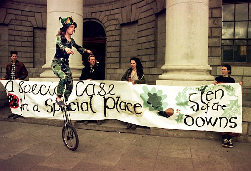 Colm Lucey from Cork entertains Glen of the Downs protesters outside the Four Courts in 1999. Photograph: Marc O'Sullivan/Collins