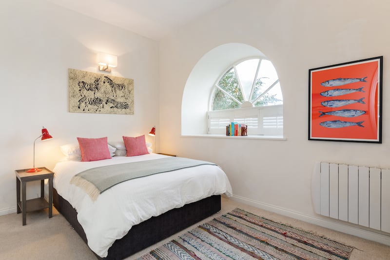 The principal bedroom has a round-headed window