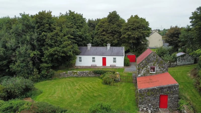 The property is in a calm scenic setting surrounded by trees and close to a jetty and pier on Lough Gara