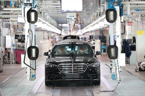 Mercedes sees order book supporting sales in slowing economy