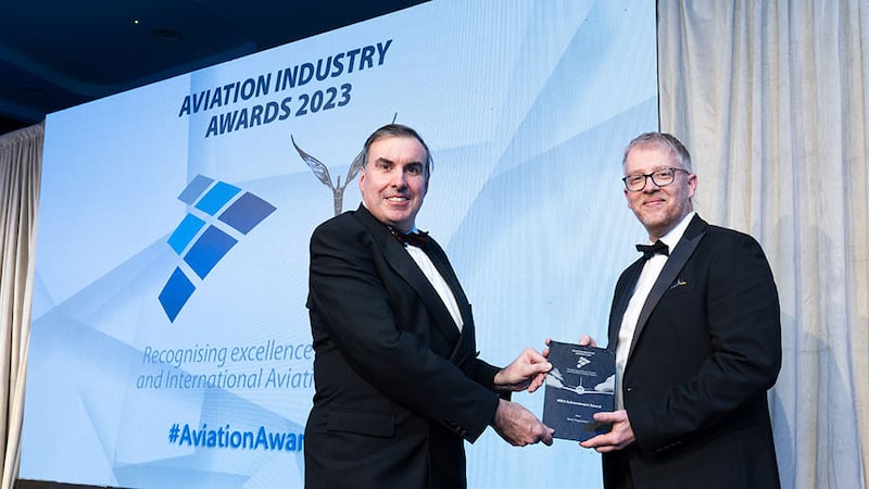 Patrick Edmond, awards judge, presents the MRO achievement award to Duncan Duffield, Aero Inspection