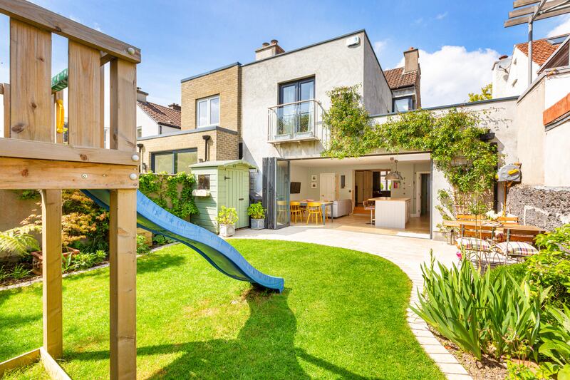 The back of the extension opens fully via concertina doors