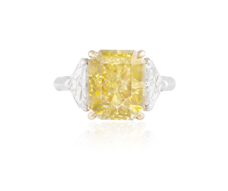 Deep yellow diamond ring ((€30,000-€40,000), which has a golden glow due to the traces of nitrogen in the crystal structure.