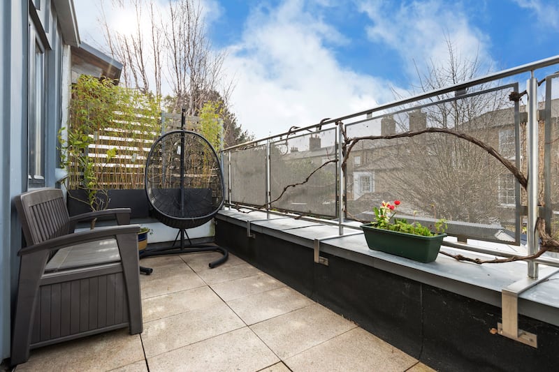 Principal bedroom terrace with a vine 